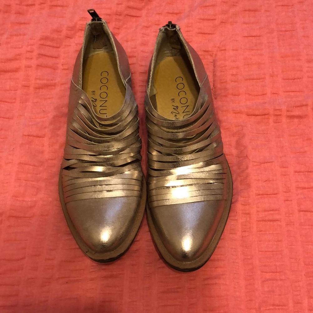 NWOT. Matisse ankle booties. Metallic gold
